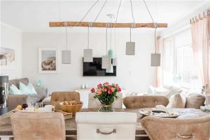 青斯特Strandlust的客厅设有餐桌和椅子