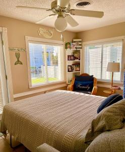 um quarto com uma cama e uma ventoinha de tecto em Sarasota Bay em Bradenton