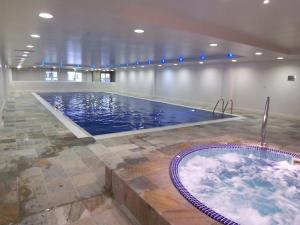 una gran piscina con bañera en una habitación en Quayside Apartment - Large and Spacious Duplex, en Castletown