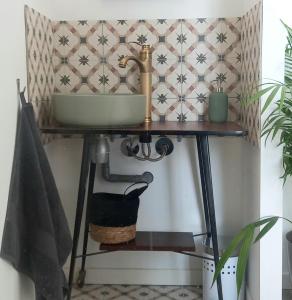 a sink on a shelf in a bathroom at Studio LE VINTAGE - Maison 1911 - confort & prestige in Gien