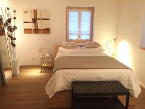 Un dormitorio con una cama grande y una ventana en Dorf Hotel "Zuhause in Lachen", en Lachen