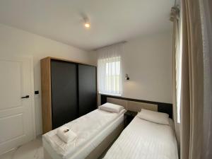 Ένα ή περισσότερα κρεβάτια σε δωμάτιο στο Apartament Powidz