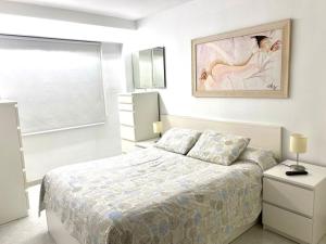 ein Schlafzimmer mit einem Bett und einem Wandgemälde in der Unterkunft RHASIMAR SALOU CENTRO in Salou