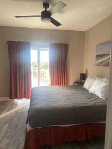 a bedroom with a bed and a ceiling fan at Lake view condo close to Disney in Orlando