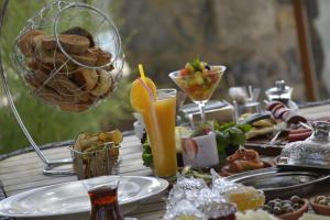 stół z talerzami jedzenia i napojów w obiekcie Azka Hotel w Bodrum