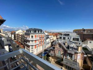 widok miasta z balkonu w obiekcie Studio 53 w mieście Le Touquet-Paris-Plage
