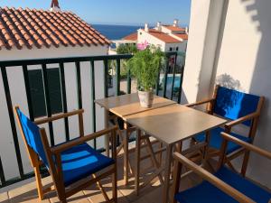 un tavolo e sedie su un balcone con vista sull'oceano di Apartamento en frente de la playa a Son Parc