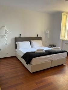 - un grand lit dans une chambre dotée de parquet dans l'établissement LUCIANO MONTI APARTMENT, à Rome