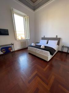 - une chambre avec un lit et du parquet dans l'établissement LUCIANO MONTI APARTMENT, à Rome