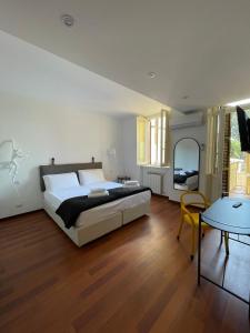 - une chambre avec un grand lit et une table dans l'établissement LUCIANO MONTI APARTMENT, à Rome