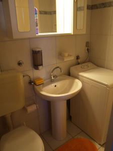 Ένα μπάνιο στο Apartments Etica