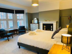 מיטה או מיטות בחדר ב-Coast House Cromer - Sleeps 15, hot tub, sea views