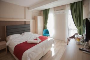 1 dormitorio con 1 cama con 2 toallas en Samsun Osmanlı Otel en Samsun