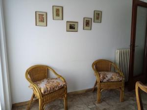 ボルディゲーラにあるAppartamento Corso Italia "Bellavista"の籐の椅子2脚