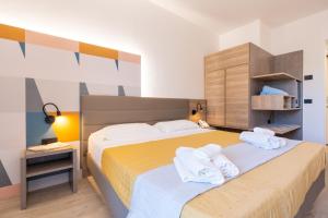 Postel nebo postele na pokoji v ubytování Horizon Hotel Badesi