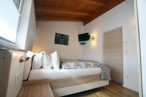 ein Schlafzimmer mit einem weißen Sofa in einem Zimmer in der Unterkunft Ferienappartement Rettenschöss in Rettenschöss