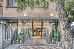 uma entrada para um edifício com vasos de plantas em Orbeli Hotel Yerevan em Yerevan