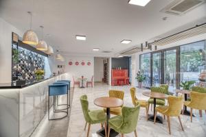 TV a/nebo společenská místnost v ubytování Orbeli Hotel Yerevan