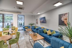 un soggiorno con divani e tavoli blu di Orbeli Hotel Yerevan a Yerevan