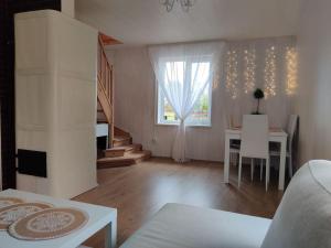 uma sala de estar com uma mesa e uma janela em Ilvese Cottage Lintsi jõe kaldal 