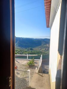 Aussicht von der Tür eines Hauses in der Unterkunft Casario do Vale Hospedagem e Eventos 
