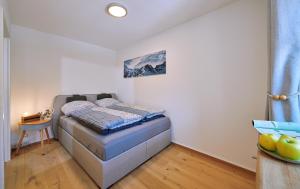 a bedroom with a bed in a room at Ferienwohnung Tittmoning zwischen Burghausen und Salzburg in Tittmoning