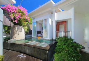Ein Garten an der Unterkunft Taman Mesari Luxury Villas-Seminyak