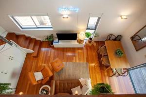 een woonkamer met houten vloeren bij Bondi Beach Loft by Sydney Dreams in Sydney