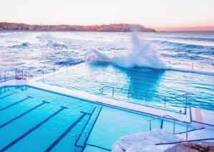 een zwembad met een golf in de oceaan bij Bondi Beach Loft by Sydney Dreams in Sydney