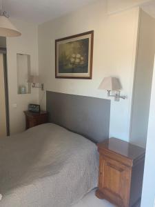- une chambre avec un lit et une photo sur le mur dans l'établissement Le san marco frontière Monaco, à Saint-Antoine