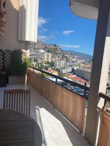 uma varanda com vista para a cidade em Le san marco frontière Monaco em Saint-Antoine