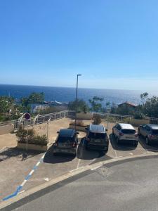 un groupe de voitures garées sur un parking dans l'établissement Le san marco frontière Monaco, à Saint-Antoine