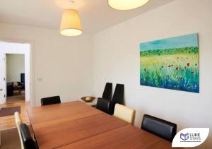 jadalnia ze stołem i obrazem na ścianie w obiekcie Luke Stays - The Green w mieście West Cornforth