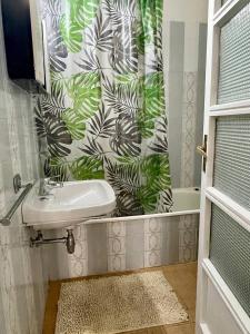 baño con lavabo y cortina de ducha en Scauri Holiday, en Minturno