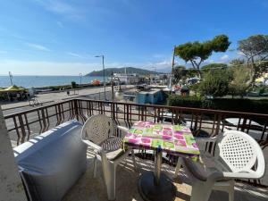 d'une table et de chaises sur un balcon avec vue sur l'océan. dans l'établissement Scauri Holiday, à Minturno