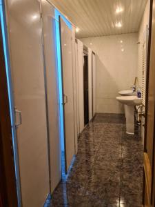 y baño con lavamanos, aseo y lavamanos. en Benevo Hostel en Tiflis