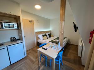 A kitchen or kitchenette at Hotel Edvard