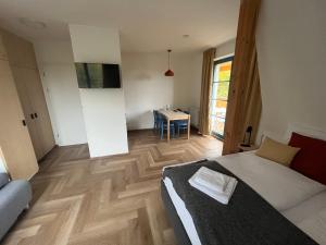 A bed or beds in a room at Hotel Edvard
