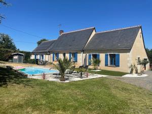 una casa con piscina frente a ella en Chez Aurélie & Sacha, en Pruillé-lʼÉguillé