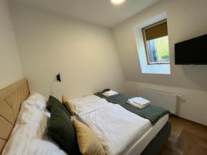 A bed or beds in a room at Hotel Edvard
