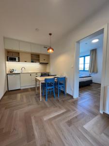 A kitchen or kitchenette at Hotel Edvard