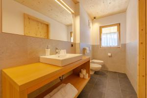 łazienka z umywalką i toaletą w obiekcie Panorama w mieście Sesto