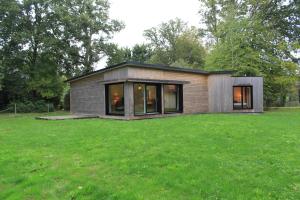 a small house in a field with a green yard at PURE, maison au calme à 10 min du centre ville in Quimper