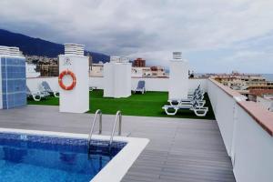 basen na dachu budynku w obiekcie Luminoso apartamento en la Plaza del Charco w Puerto de la Cruz