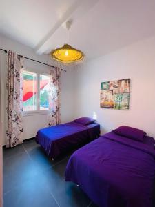 - une chambre avec 2 lits et une fenêtre dans l'établissement Floramarine, à Saint-Raphaël