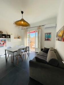 - un salon avec un canapé et une table dans l'établissement Floramarine, à Saint-Raphaël