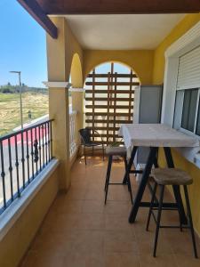 een balkon met een tafel en stoelen erop bij Casa suerte in Algorfa