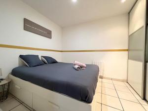 a bedroom with a bed with a pink stuffed animal on it at L’intimiste - Melun centre - proche gare in Melun