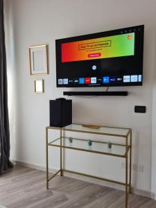 Televízia a/alebo spoločenská miestnosť v ubytovaní Élite Suite