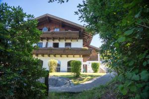 una casa con un balcón encima en Ferienwohnung Freudensee im Bayerischen Wald - Pool, Sauna, en Hauzenberg